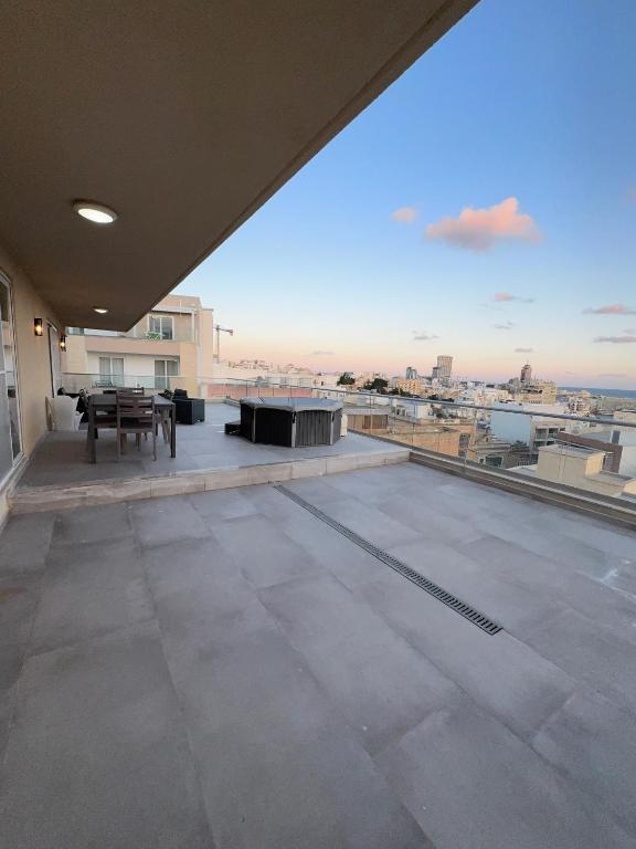 Balcone o terrazza di Skyline Soak, Views & Jacuzzi