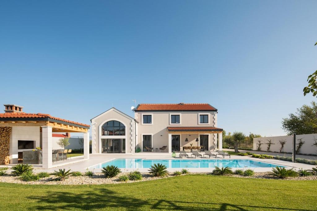 dom z basenem i dziedzińcem w obiekcie Villa Mañana w mieście Simurina