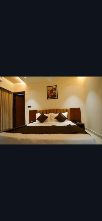 Postel nebo postele na pokoji v ubytování Hotel Harigovindas Express Mysore