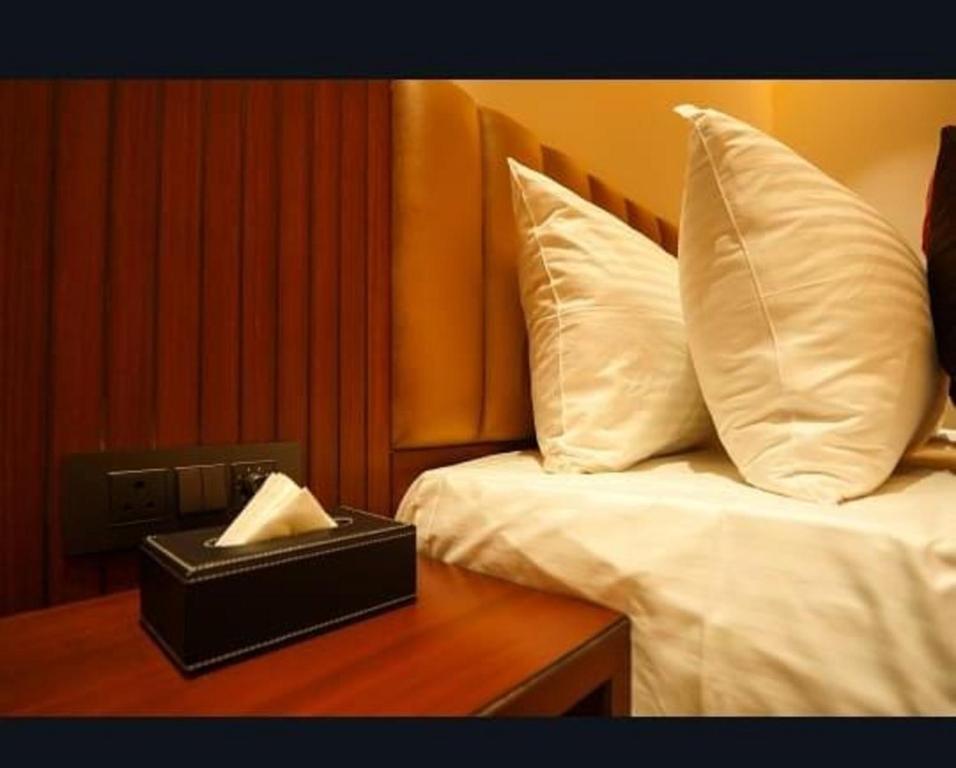 Postel nebo postele na pokoji v ubytování Hotel Harigovindas Express Mysore
