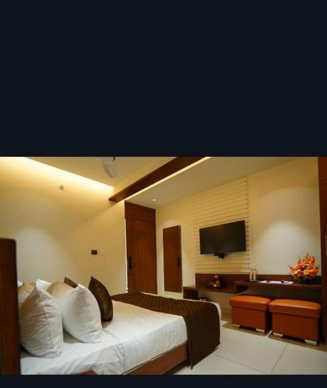 TV a/nebo společenská místnost v ubytování Hotel Harigovindas Express Mysore