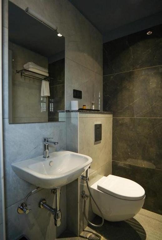 Koupelna v ubytování Hotel Harigovindas Express Mysore
