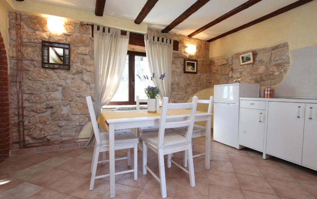 Kuchyňa alebo kuchynka v ubytovaní Apartments Midea 2