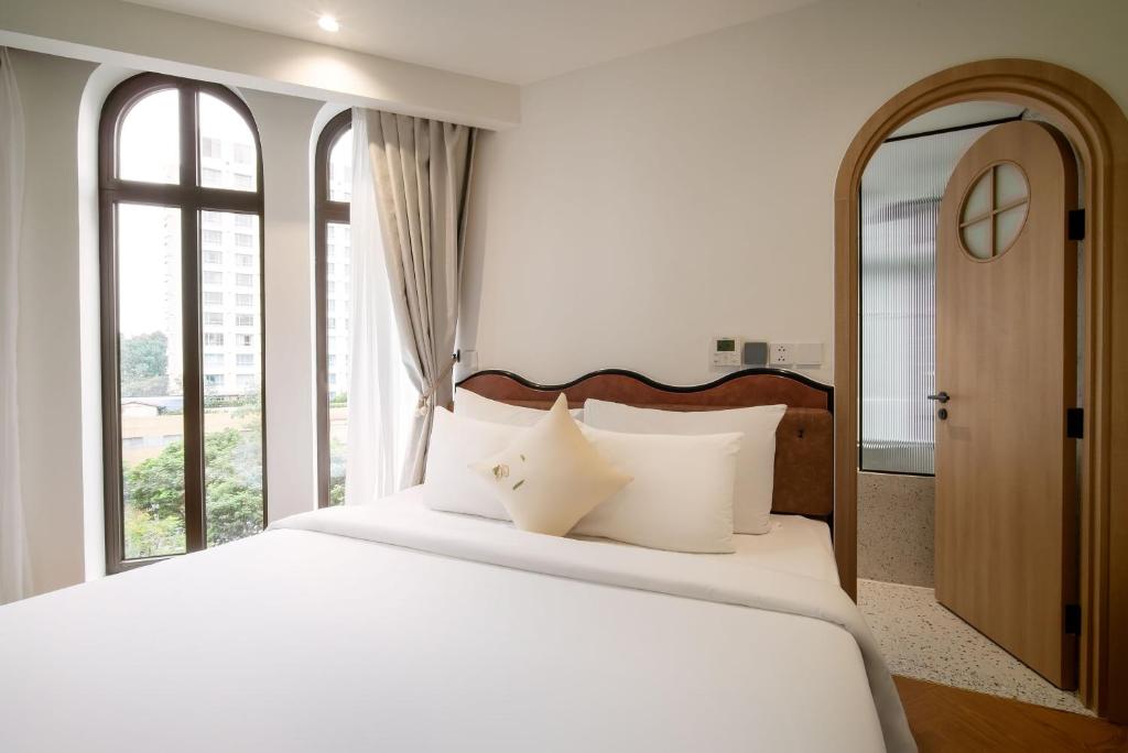 Premier Deluxe Corner Room City View with Once-time minibar