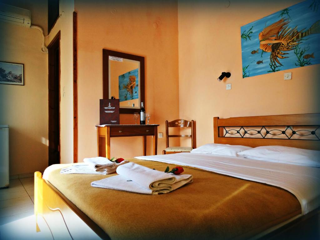 Postel nebo postele na pokoji v ubytování Akrotainaritis Rooms