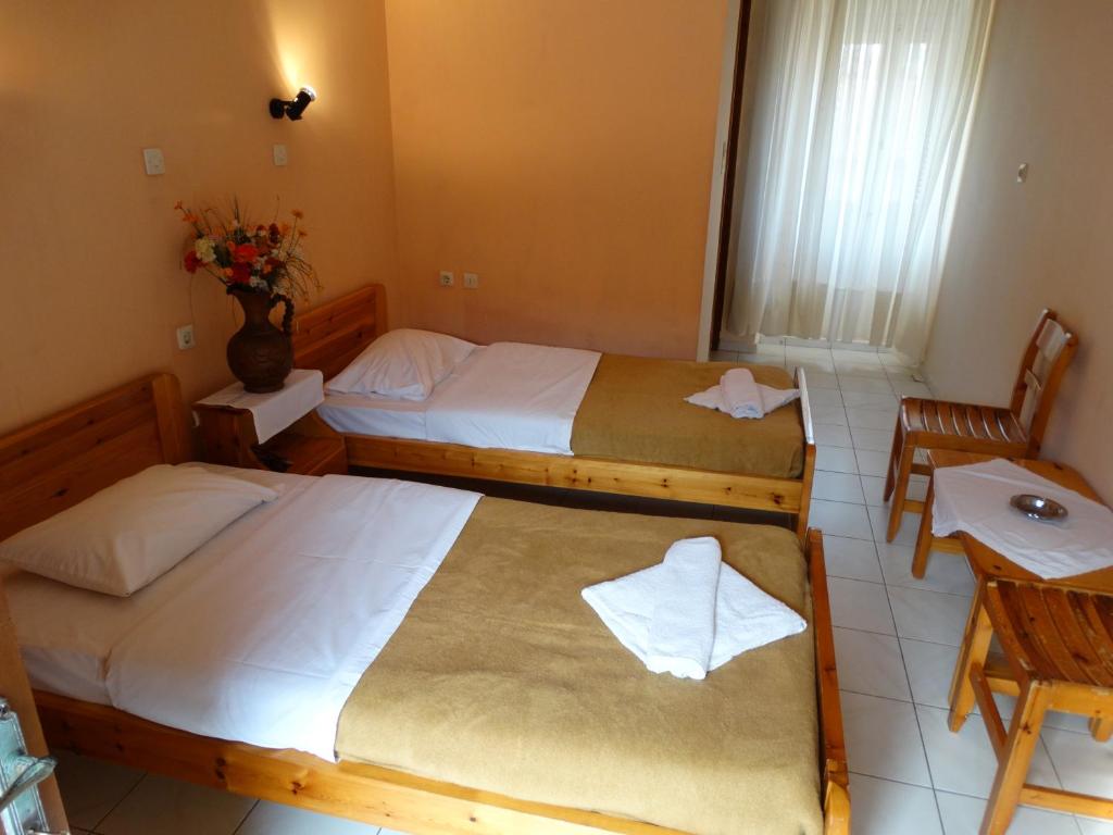 Postel nebo postele na pokoji v ubytování Akrotainaritis Rooms