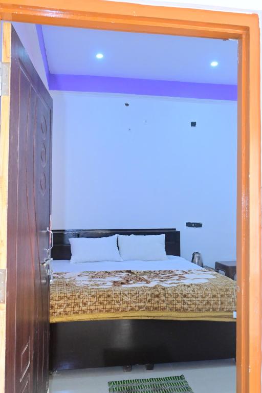 Postel nebo postele na pokoji v ubytování Pragya Villa Stay