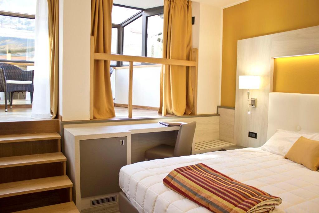 Postel nebo postele na pokoji v ubytování Hotel Dolomiti