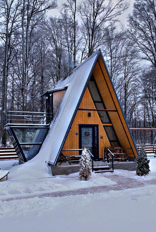 una piccola cabina con tetto triangolare nella neve di Gočki Raj a Goč