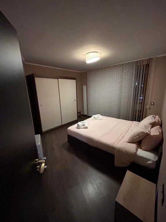Postel nebo postele na pokoji v ubytování GONDOLA APARTMENTS BANSKO - SUVOROV VIP Complex
