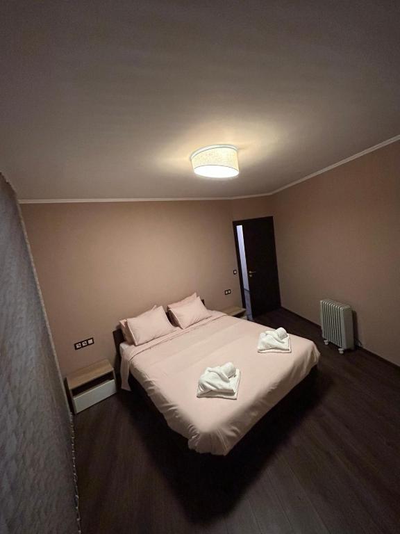 Postel nebo postele na pokoji v ubytování GONDOLA APARTMENTS BANSKO - SUVOROV VIP Complex