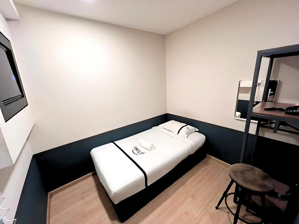Postel nebo postele na pokoji v ubytování Smile Hotel Subang USJ