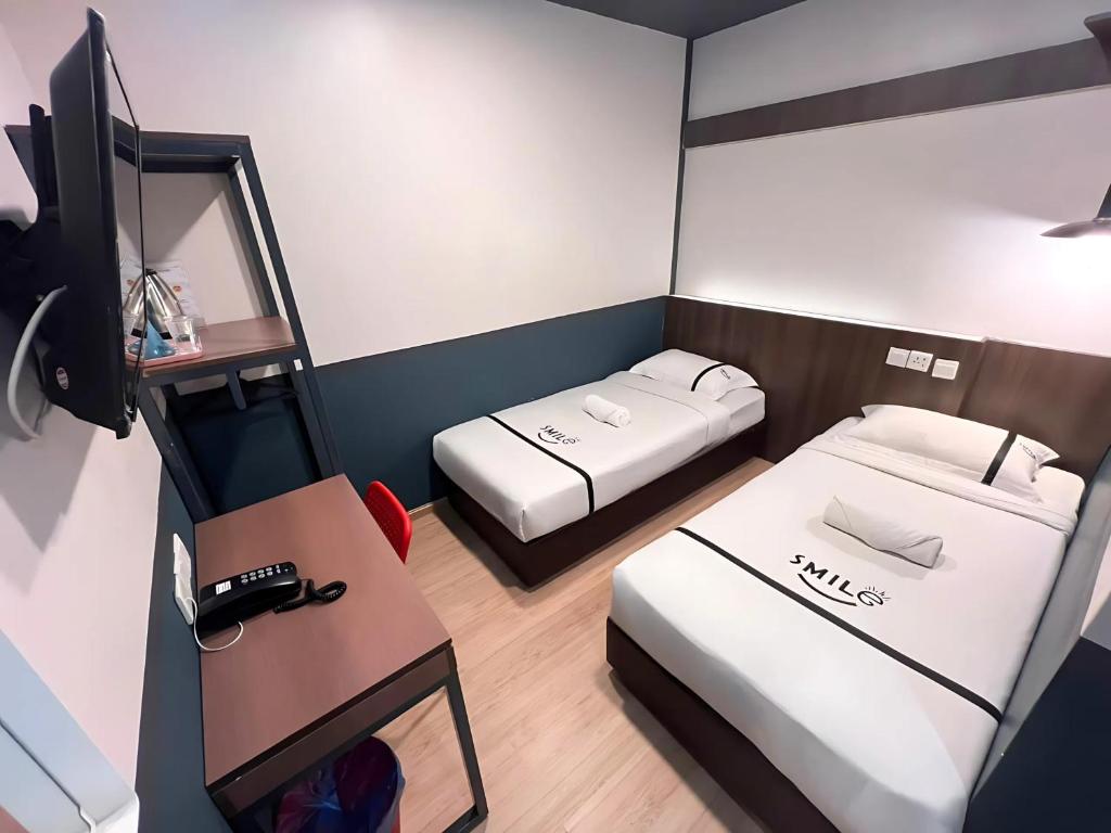 Postel nebo postele na pokoji v ubytování Smile Hotel Subang USJ