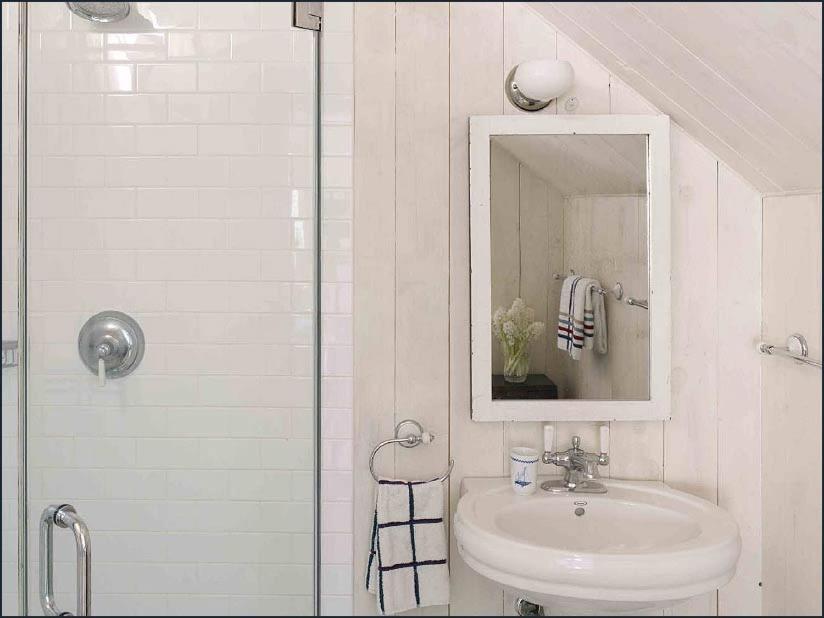 ein weißes Badezimmer mit Waschbecken und Spiegel in der Unterkunft Shelter Island Hidden Estate in East Marion