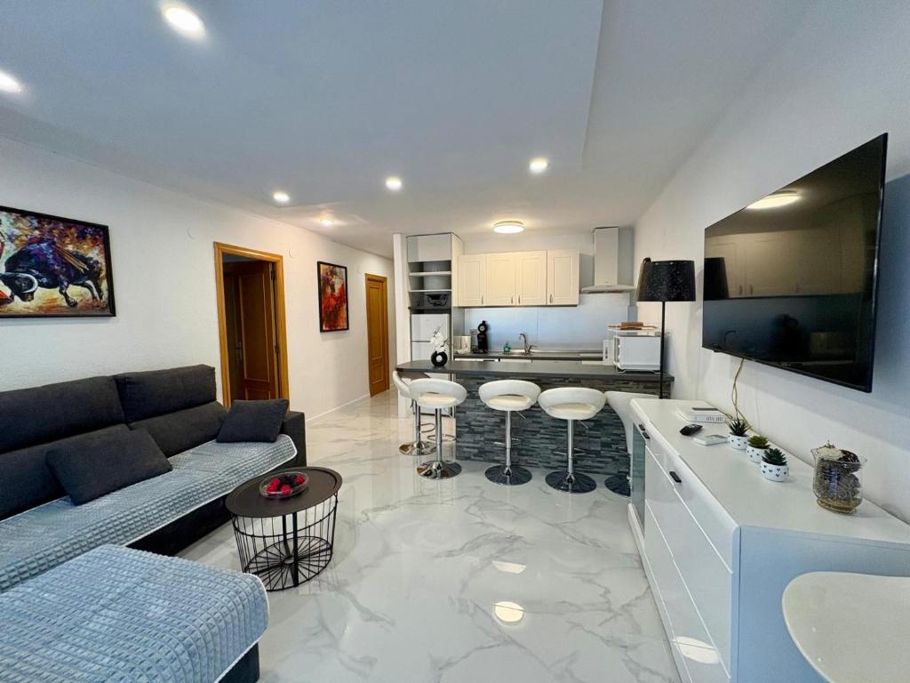 a living room with a couch and a kitchen at chez Chantal zone touristique garage gratuit in Salou