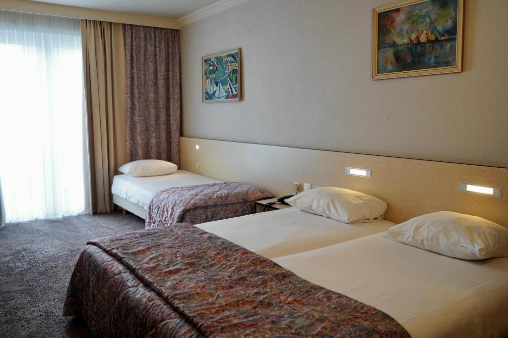 Postel nebo postele na pokoji v ubytování Hotel Prins Boudewijn