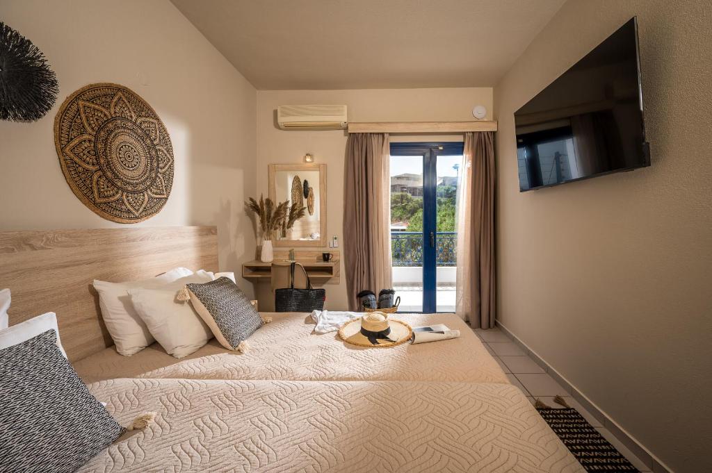 TV a/nebo společenská místnost v ubytování Cretan Seaside Boutique Hotel - Adults Only