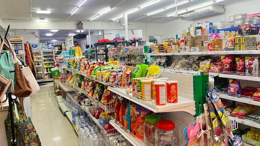 Supermarket nebo jiné obchody v  penzionu nebo okolí