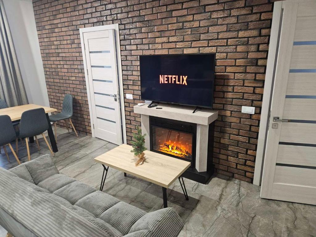 TV a/nebo společenská místnost v ubytování Apartamente Cimislia Centru