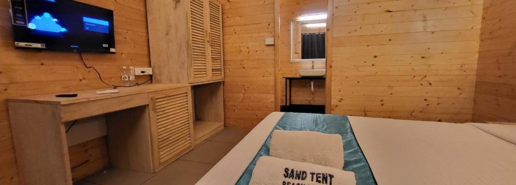 TV a/nebo společenská místnost v ubytování Sand Tent Beach Resort Patnem