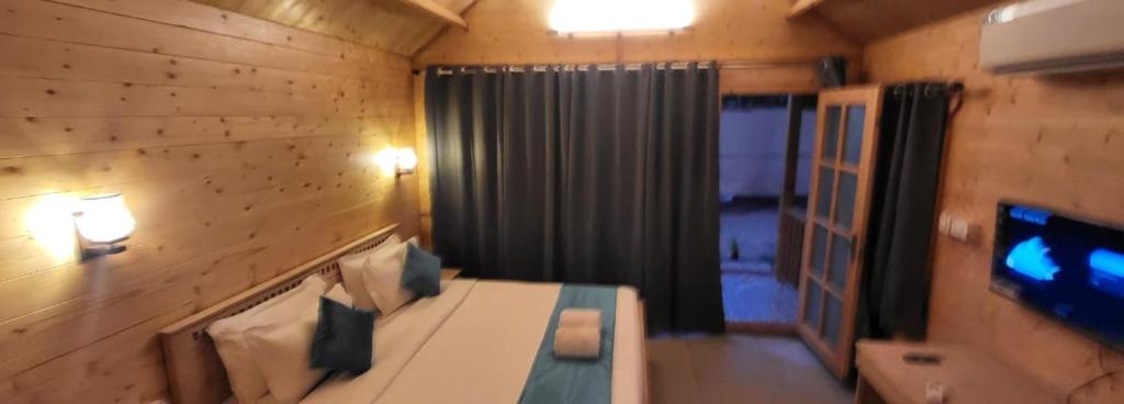 TV a/nebo společenská místnost v ubytování Sand Tent Beach Resort Patnem