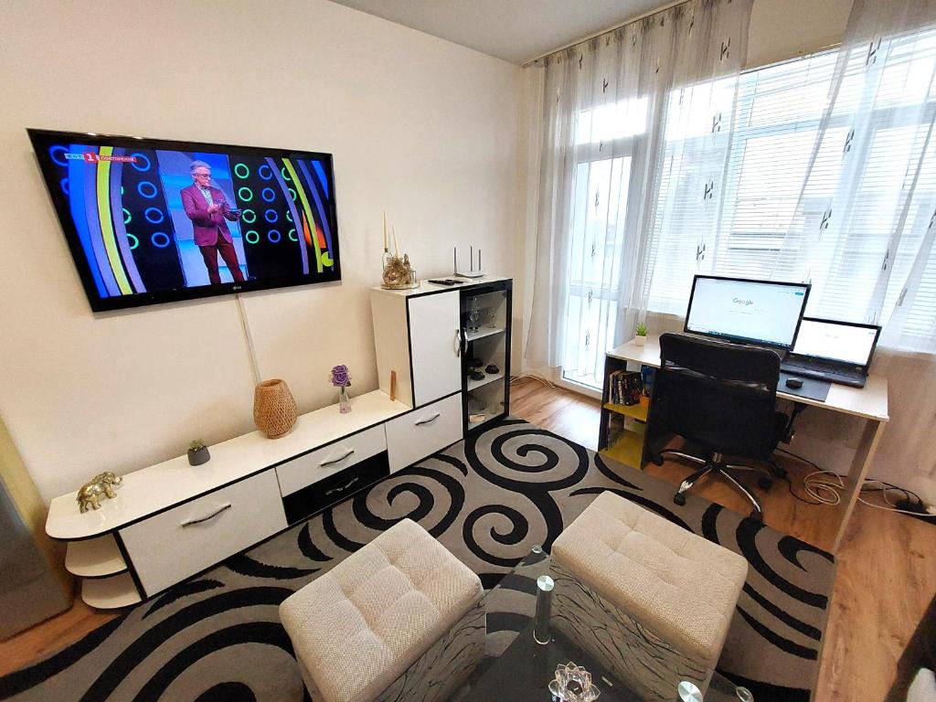 TV a/nebo společenská místnost v ubytování 3 Rooms Apartment, Top Center, 1st Floor, AUBG, WiFi, PC i5 SSD, Tablet, AndroidMiTvBox, 3 LED TVs 200 Channels, Long Terrace, Self-Easy-Late Check-in, Stay Before Greece