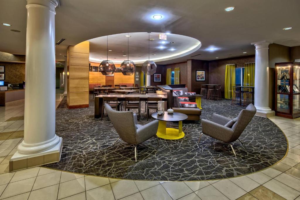 ニューバーンにあるSpringHill Suites by Marriott New Bernの建物内の椅子とテーブルのあるロビー