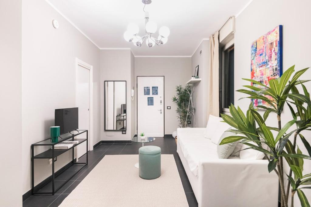 A television and/or entertainment centre at Easylife - The Magnificent Flat Porta Venezia