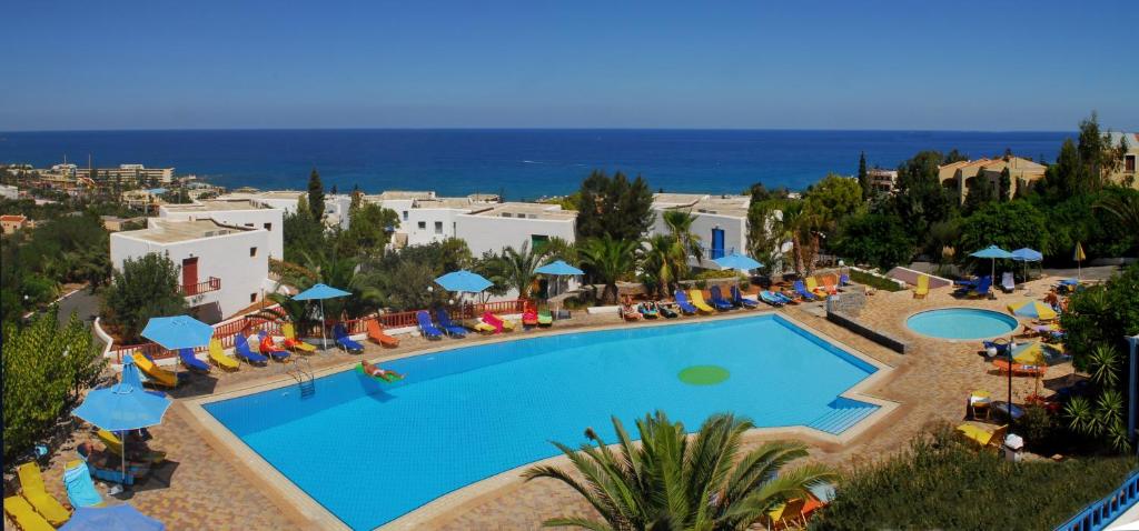 een afbeelding van een zwembad in een resort bij Sunshine Village Hotel in Chersonissos