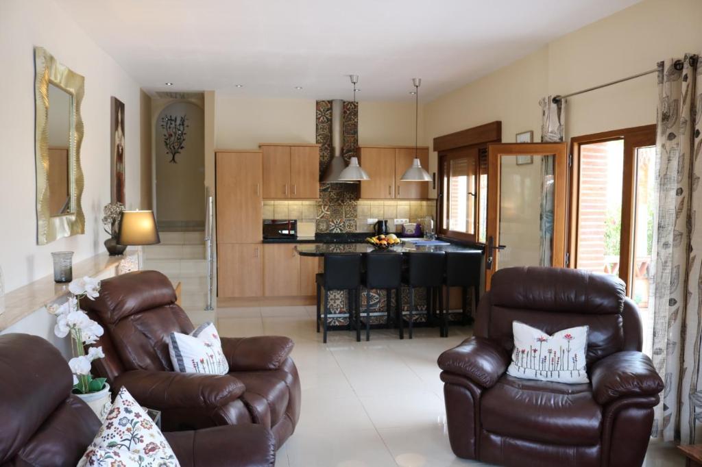 Kuchyň nebo kuchyňský kout v ubytování Exceptional Costa del Sol Villa El Espuela for 8 Heated pool Amazing views & quality