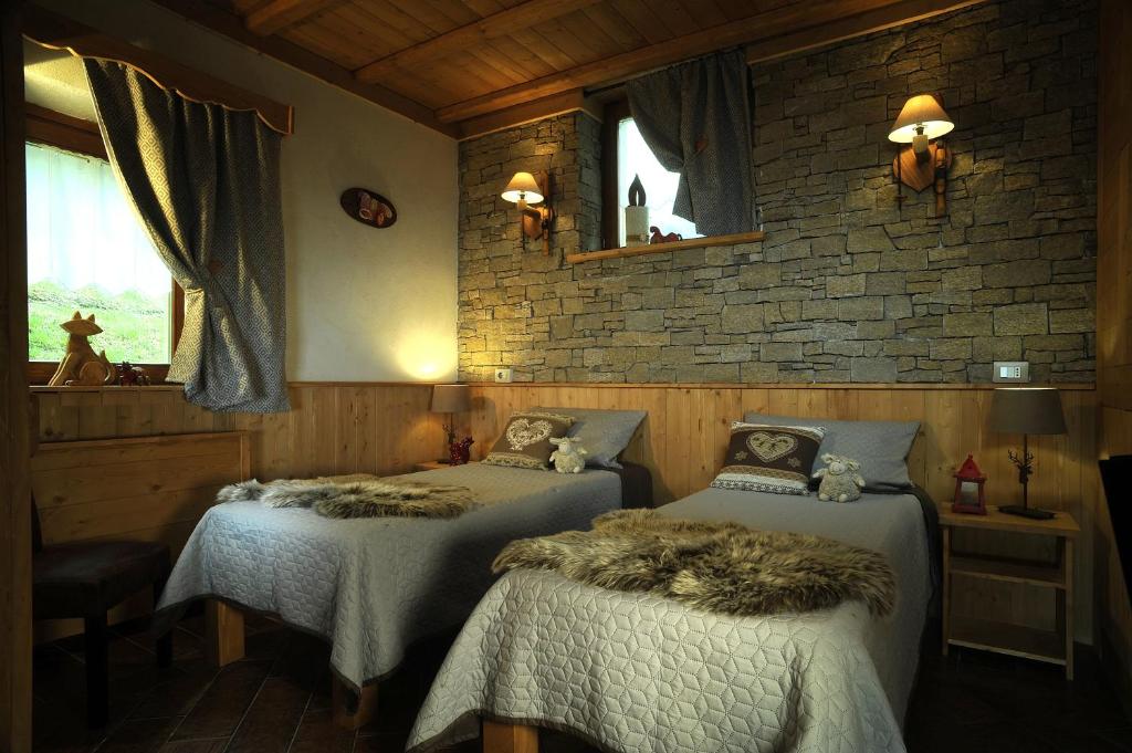 Postel nebo postele na pokoji v ubytování Aparthotel Foyer d'antan SUITE con caminetto hammam o vasca idromassaggio