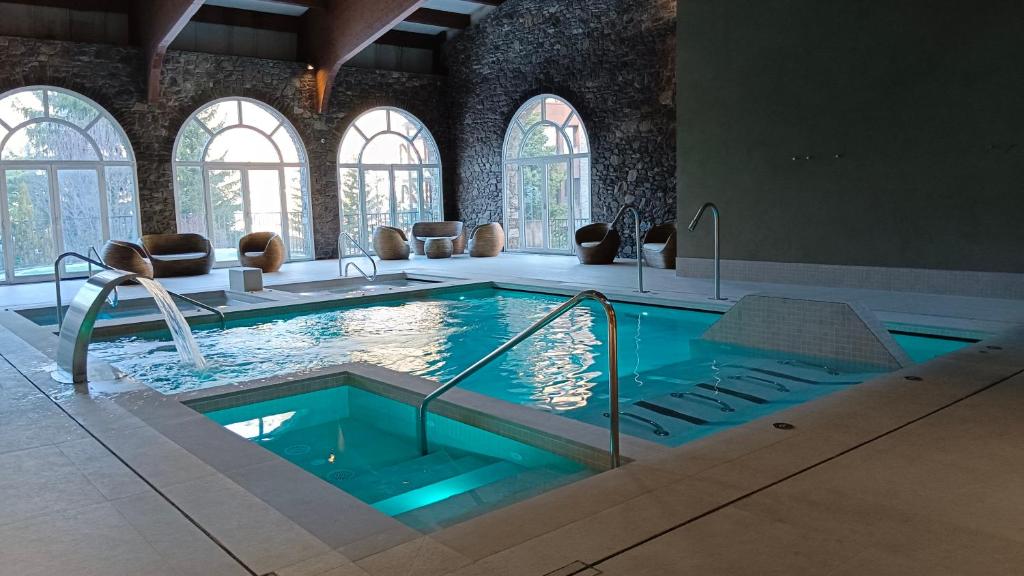 Bazén v ubytování Hotel & SPA Llop Gris nebo v jeho okolí
