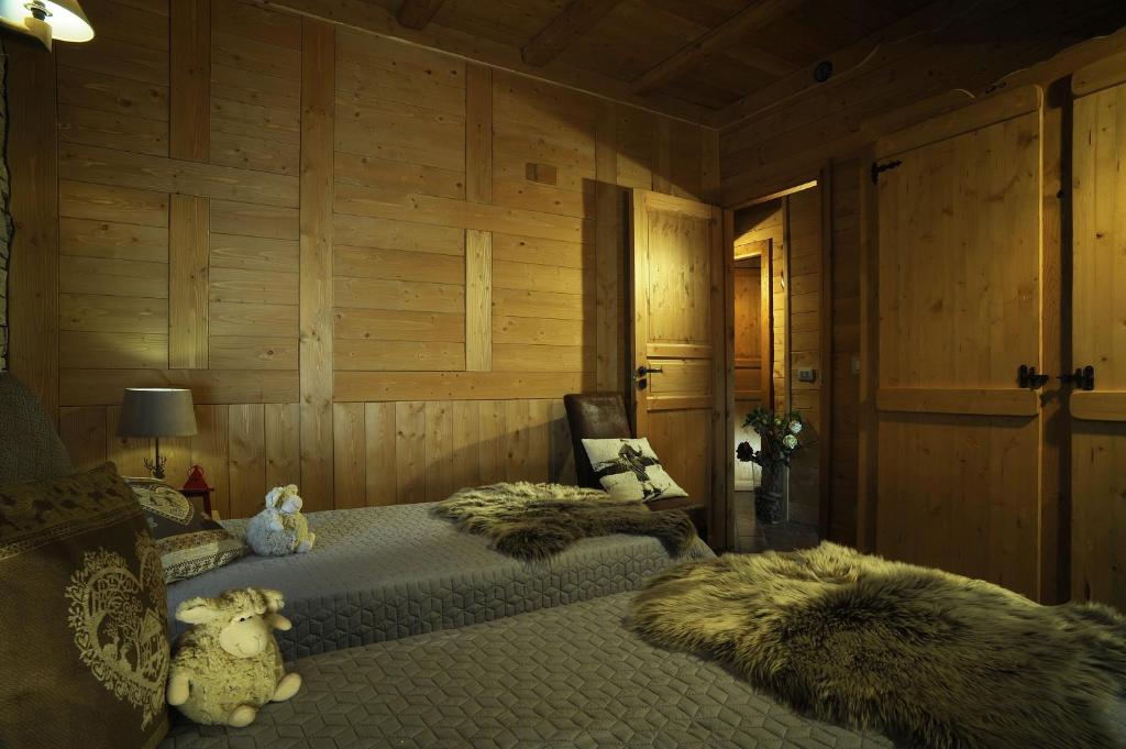 Postel nebo postele na pokoji v ubytování Aparthotel Foyer d'antan SUITE con caminetto hammam o vasca idromassaggio