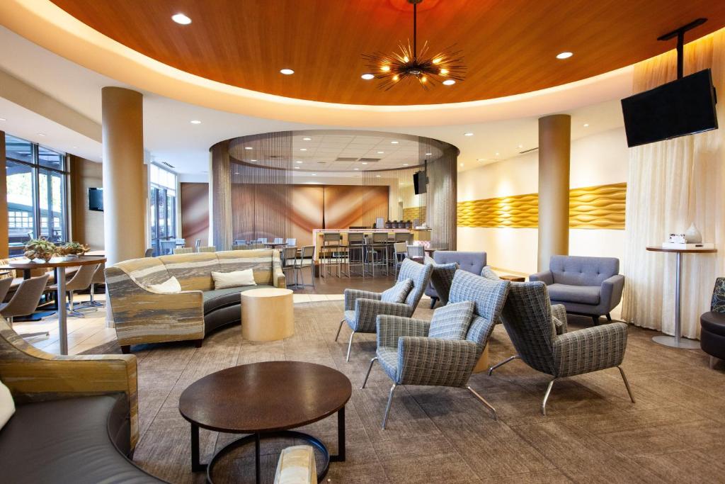 una hall di un hotel con sedie e tavoli di SpringHill Suites Wenatchee a Wenatchee
