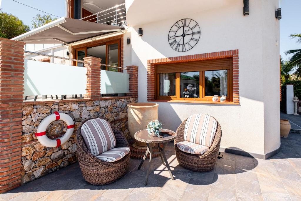 Posezení v ubytování Exceptional Costa del Sol Villa El Espuela for 8 Heated pool Amazing views & quality