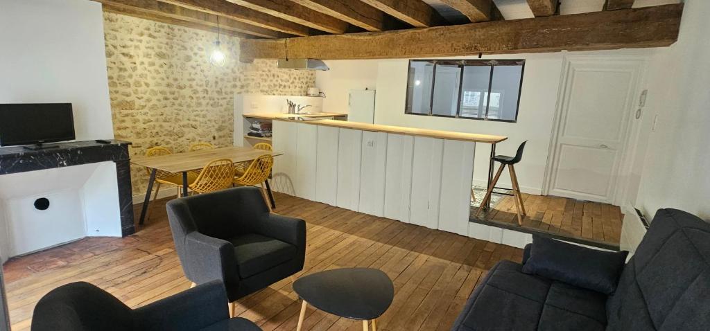 un salon avec des canapés et une table ainsi qu'une cuisine dans l'établissement t2 ultra centre Poitiers 50m carrés, à Poitiers