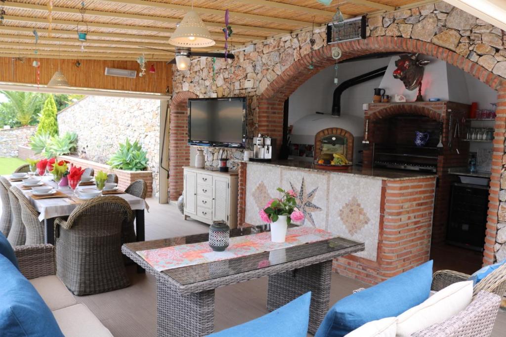 Posezení v ubytování Exceptional Costa del Sol Villa El Espuela for 8 Heated pool Amazing views & quality