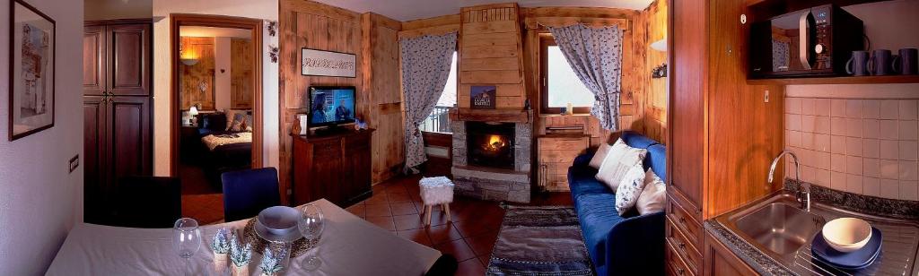 TV a/nebo společenská místnost v ubytování Aparthotel Foyer d'antan SUITE con caminetto hammam o vasca idromassaggio