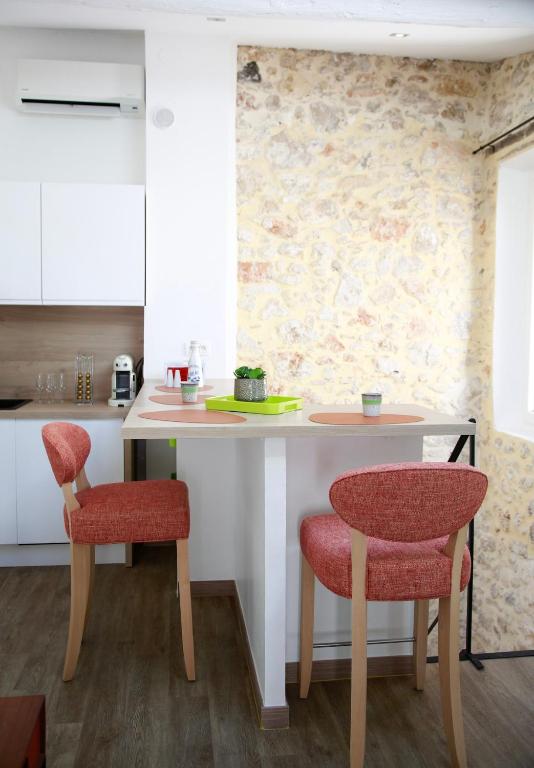 - une cuisine avec une table et deux chaises dans l'établissement Charmante maison Provençale, à Antibes