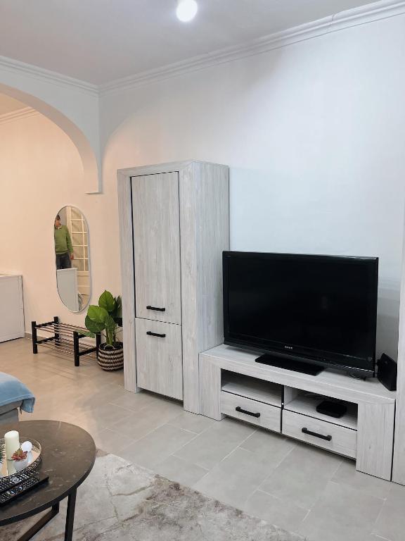 TV a/nebo společenská místnost v ubytování B Chez Hamdi