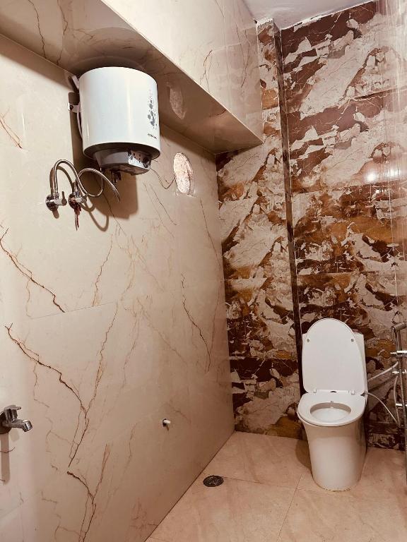 A bathroom at Hotel Raju Homestay Ayodhya 150 Meters from Shree Ram Janmbhoomi Temple 200 Meters from Ayodhya Dham Railway Station