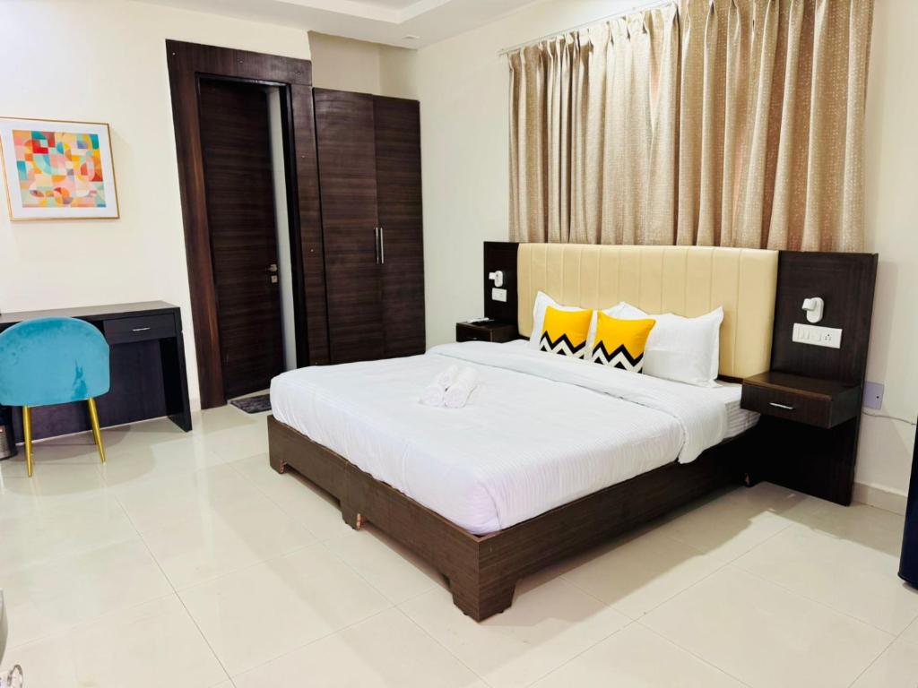 Postel nebo postele na pokoji v ubytování BluO Stays - DLF CyberCity Gurgaon