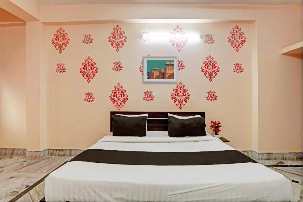 Postel nebo postele na pokoji v ubytování Hotel O Aarshi Palace