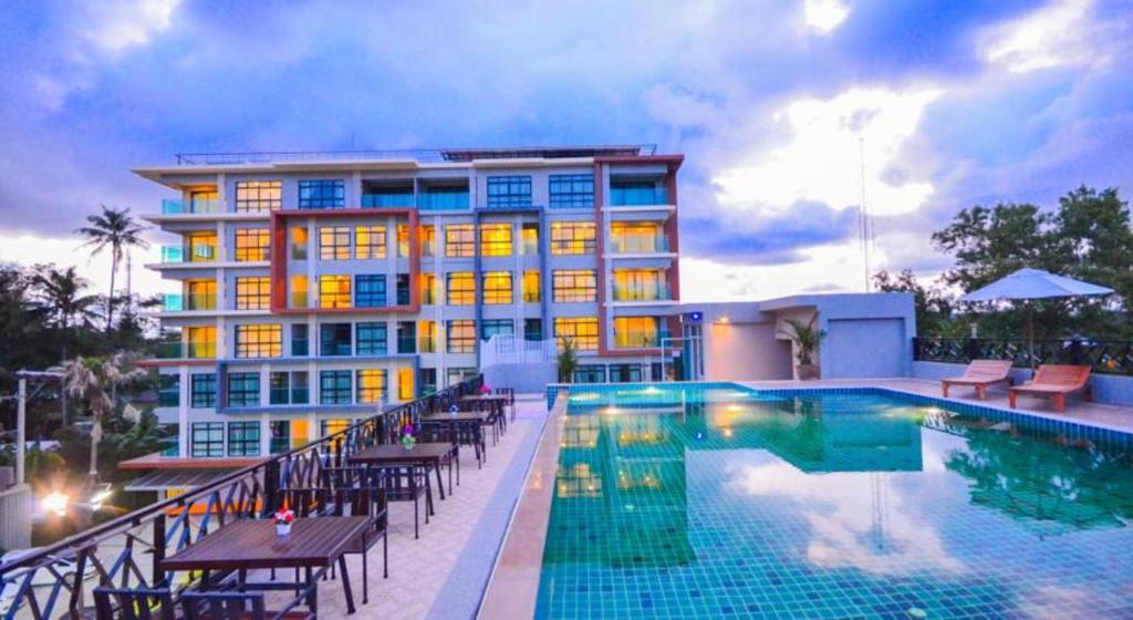 Bazén v ubytování Golden Manora Hotel Bangtao Beach Phuket nebo v jeho okolí