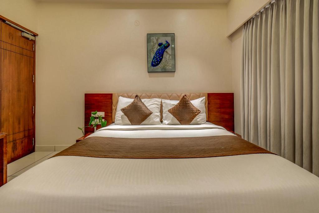 Postel nebo postele na pokoji v ubytování Hotel J N Stay Mysore - 12 Minutes to Mysore Palace
