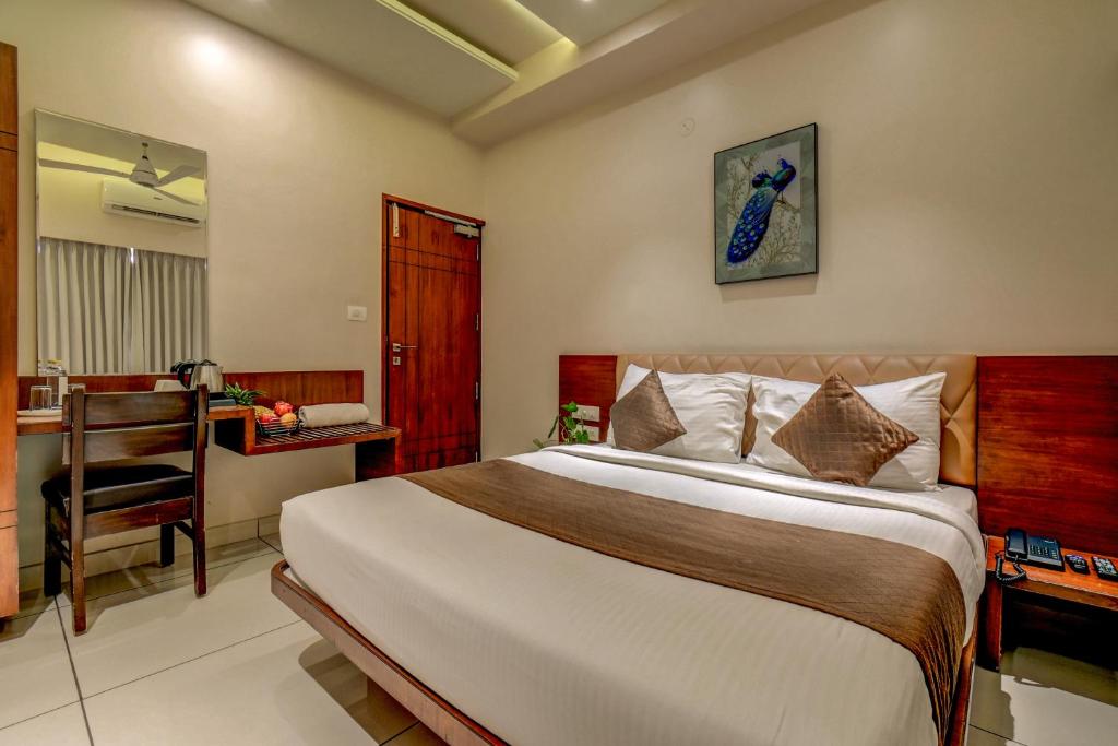 Postel nebo postele na pokoji v ubytování Hotel J N Stay Mysore - 12 Minutes to Mysore Palace