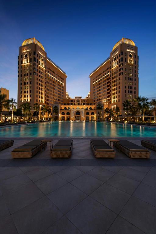 Bazén v ubytování The St. Regis Doha nebo v jeho okolí