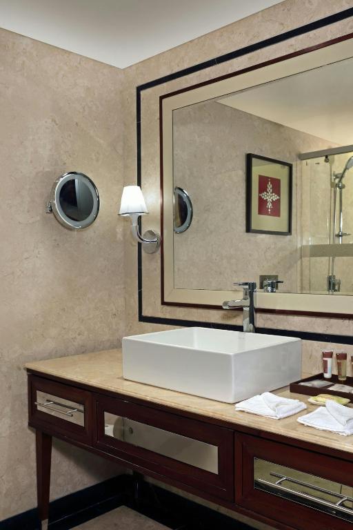 Koupelna v ubytování Sheraton Grand Pune Bund Garden Hotel