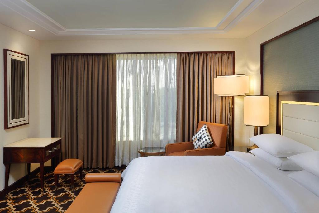 Postel nebo postele na pokoji v ubytování Sheraton Grand Pune Bund Garden Hotel
