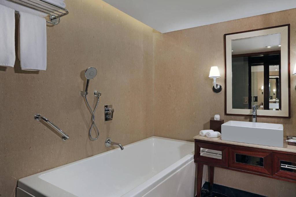 Koupelna v ubytování Sheraton Grand Pune Bund Garden Hotel